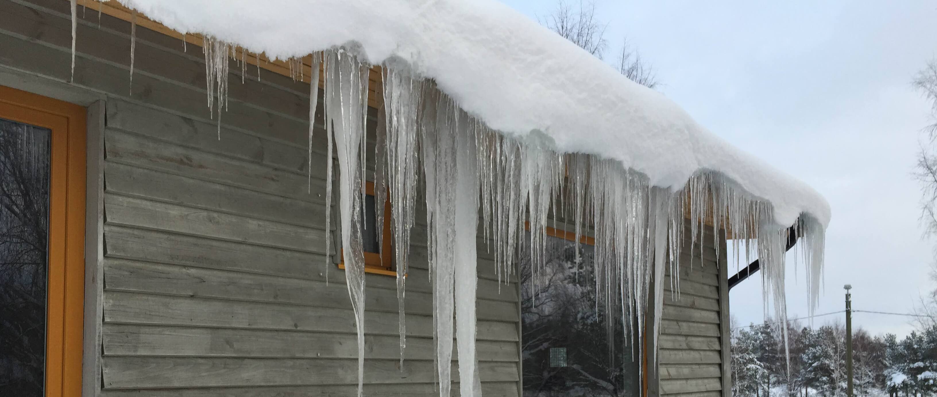 Jääpurikate eemaldamine ja lumekoristus majade katustelt